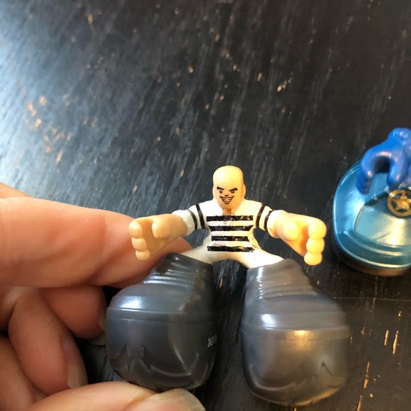 Matchbox Big Boots police/prisoner characters - Picture 3 of 5